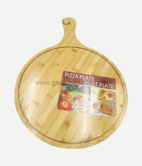 What are the considerations regarding thickness and weight when it comes to the design and functionality of a wooden pizza tray?