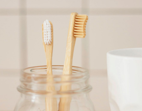 How often should toothbrushes be replaced? How to pick and brush teeth without damaging them